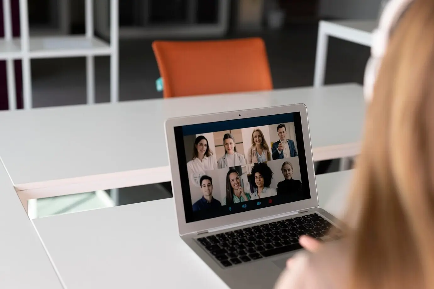 Сотрудник в наушниках крупным планом.